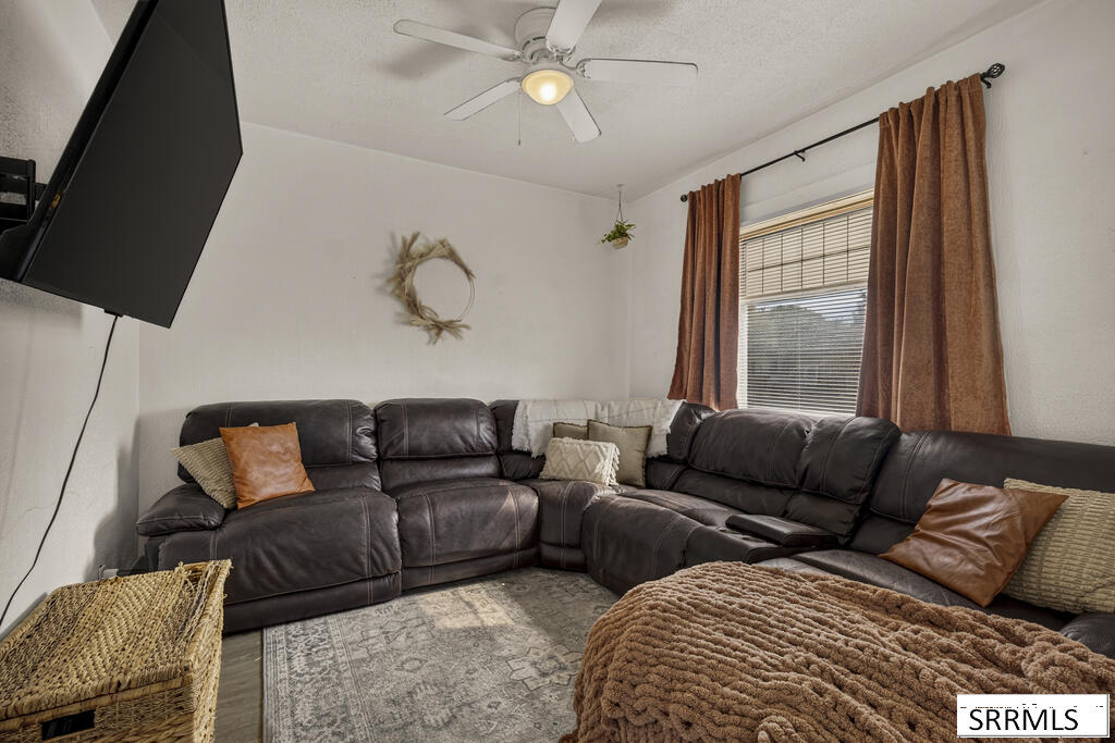 405 1st W Property Photo 4