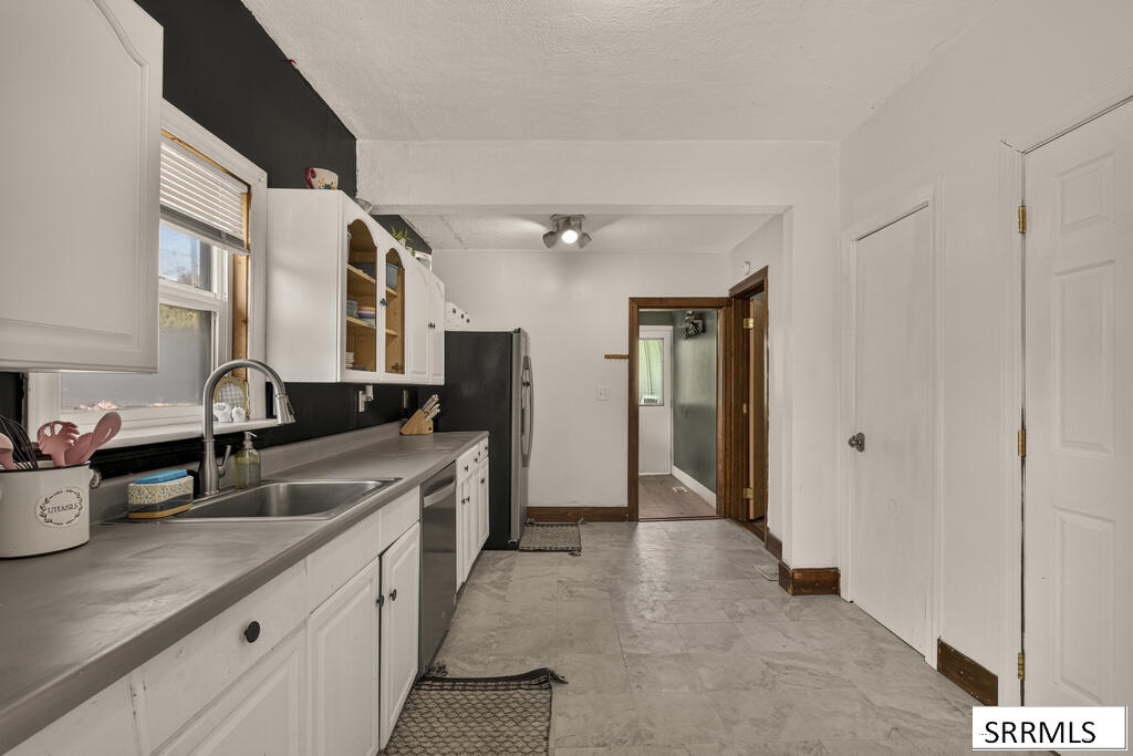 405 1st W Property Photo 5