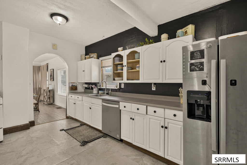 405 1st W Property Photo 6