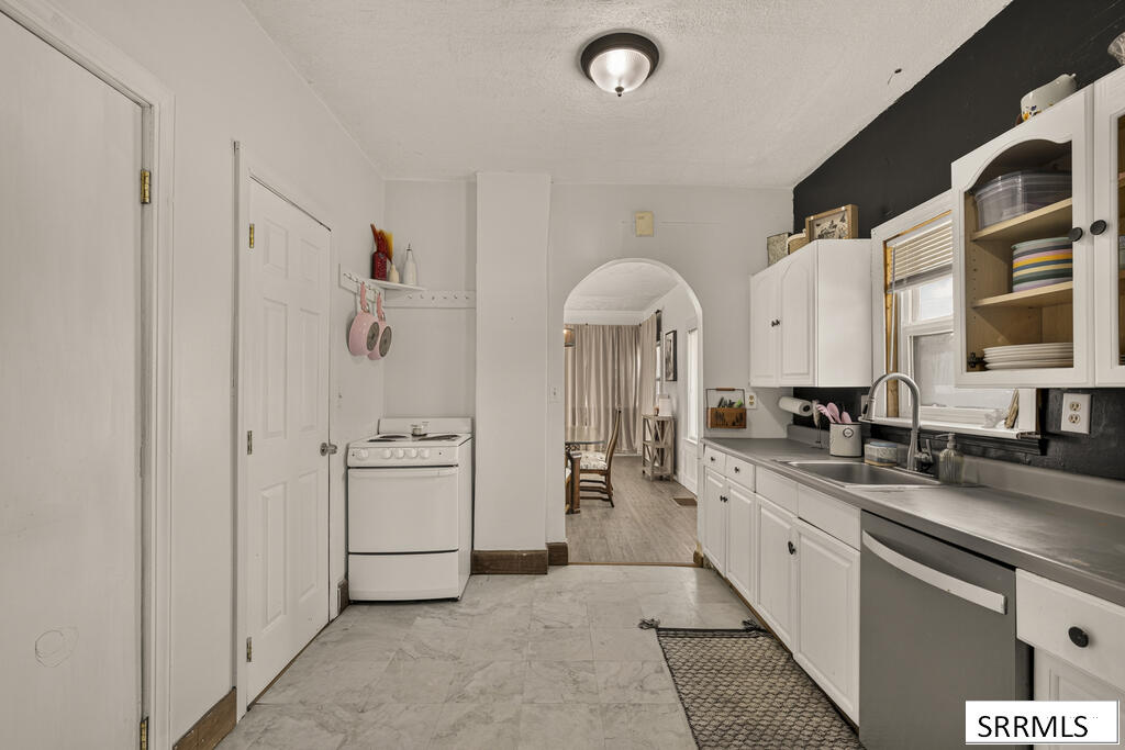 405 1st W Property Photo 7