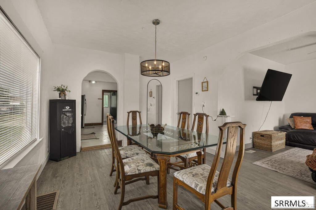 405 1st W Property Photo 8