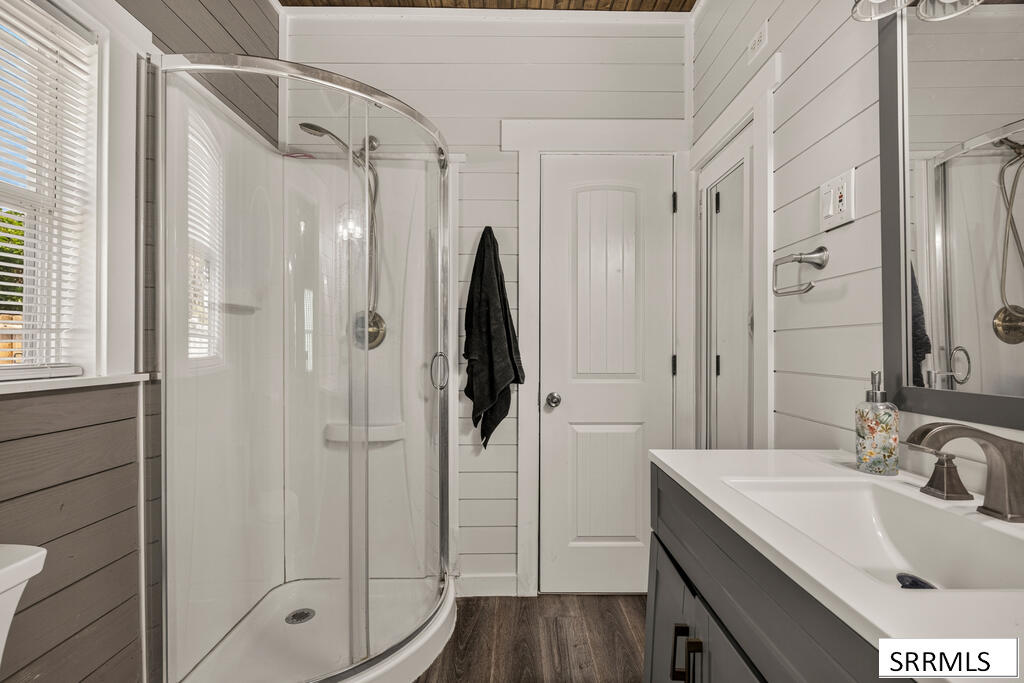 405 1st W Property Photo 12