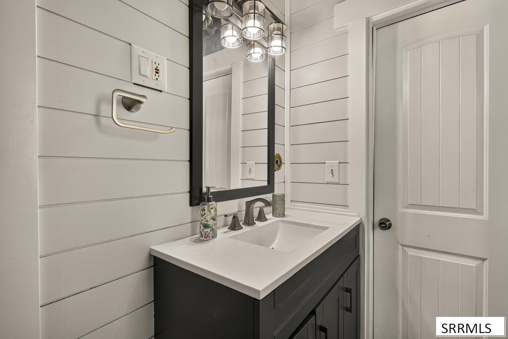 405 1st W Property Photo 13