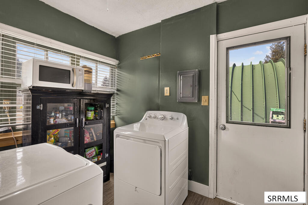 405 1st W Property Photo 19