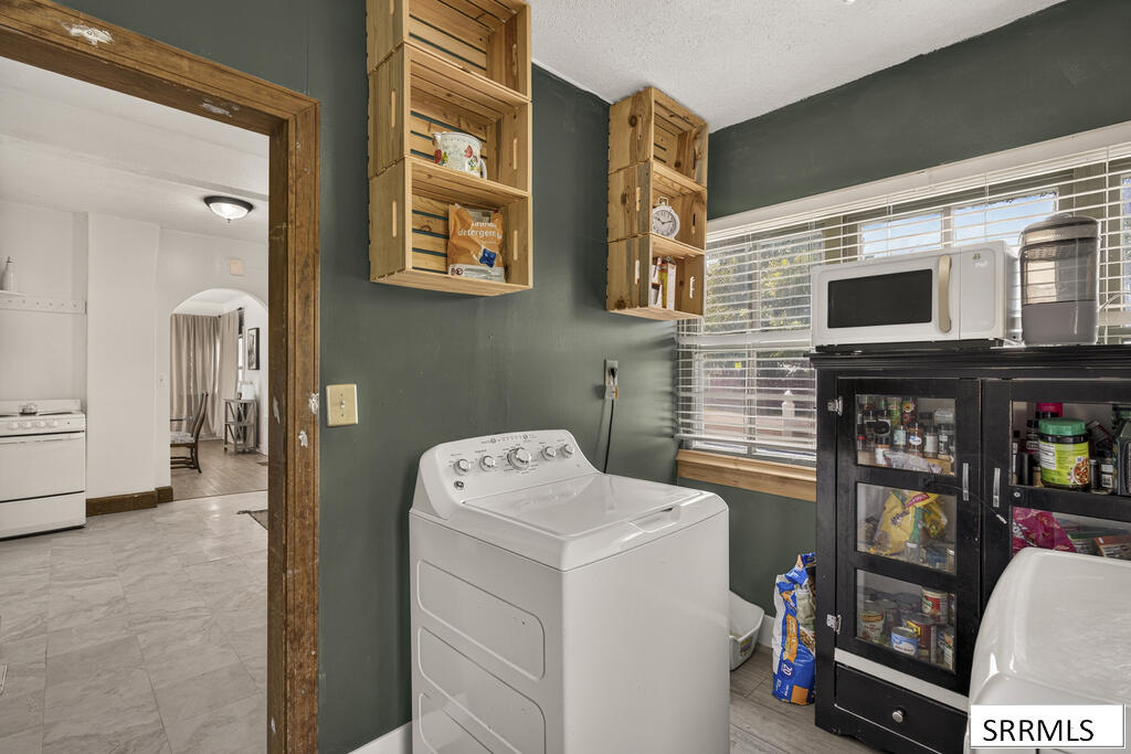 405 1st W Property Photo 20