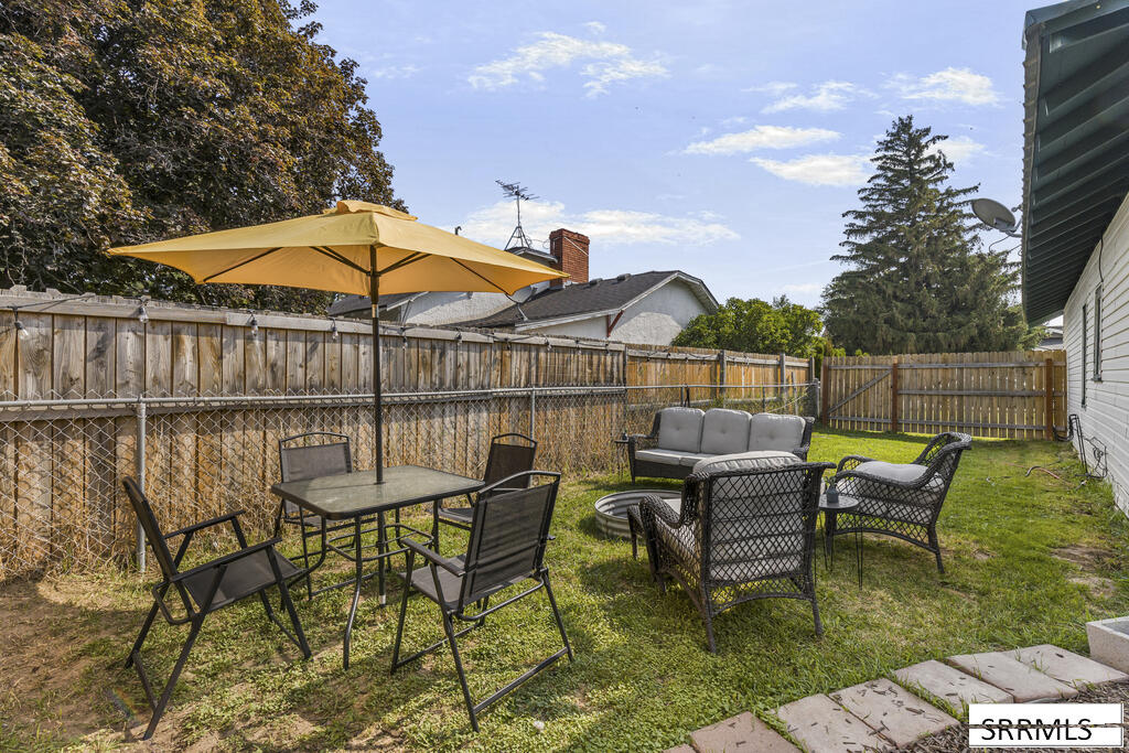 405 1st W Property Photo 23