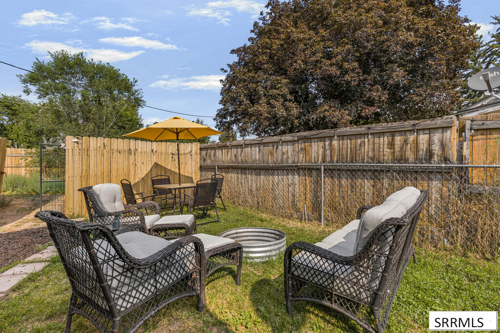 405 1st W Property Photo 24