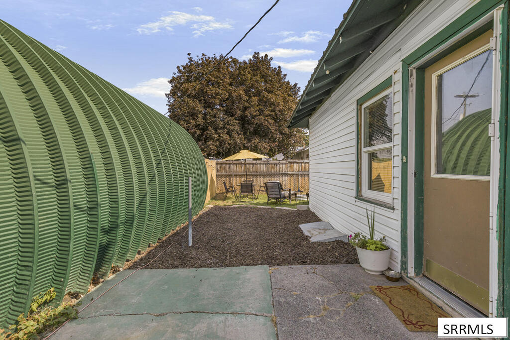 405 1st W Property Photo 25