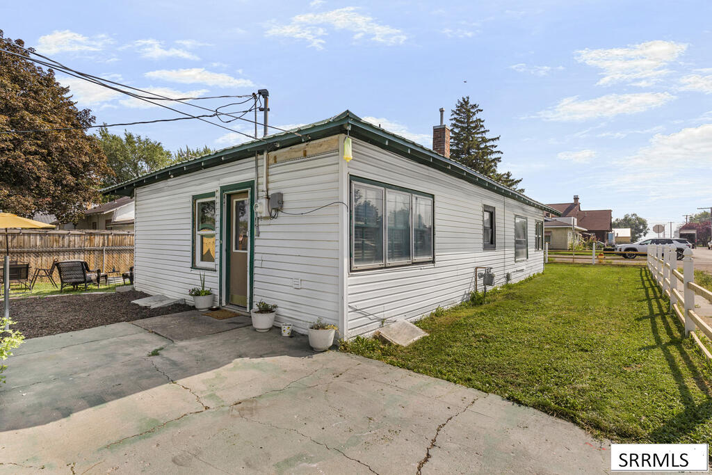 405 1st W Property Photo 26