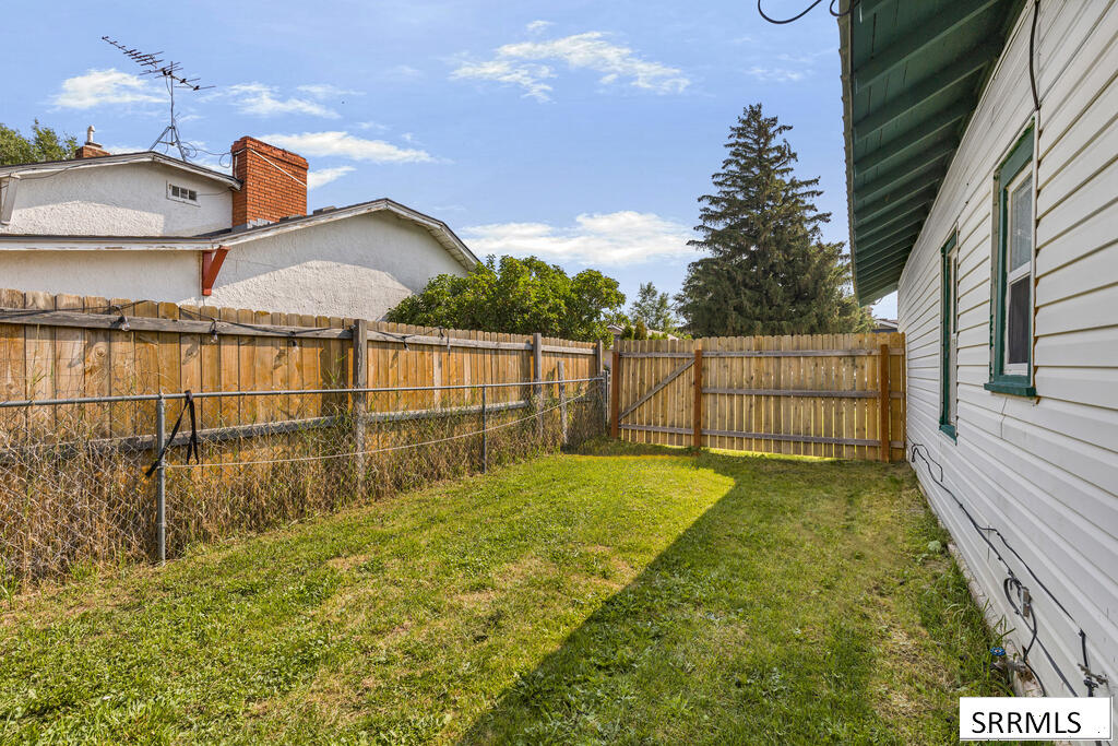 405 1st W Property Photo 27