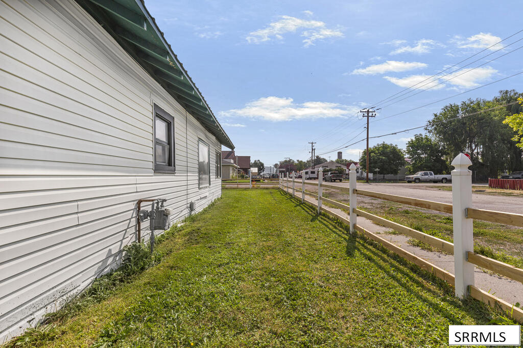 405 1st W Property Photo 28