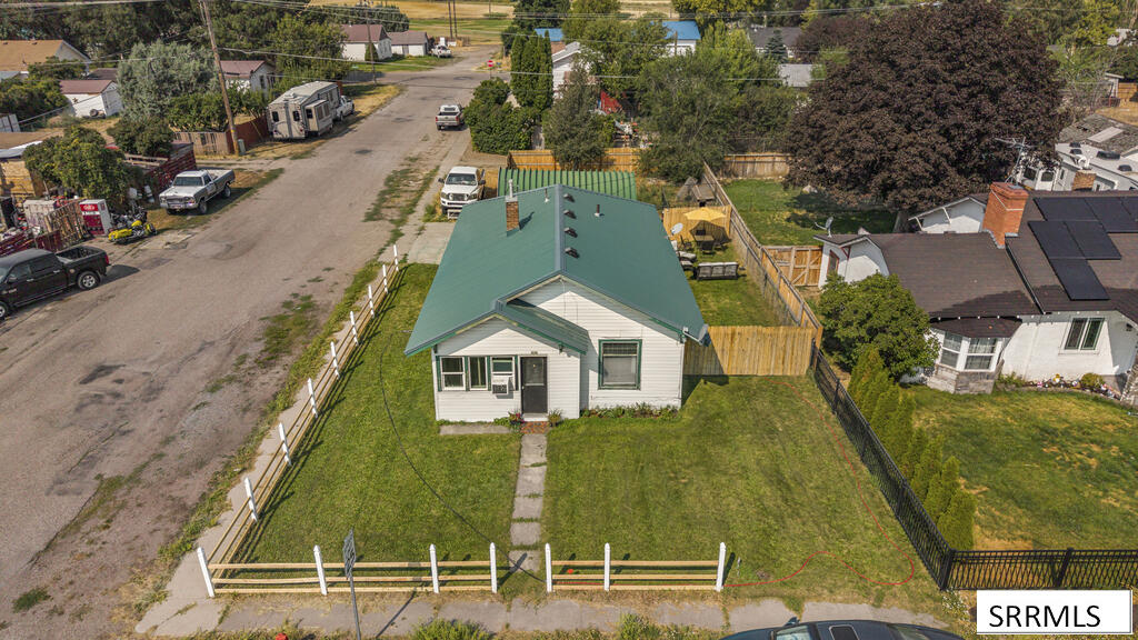 405 1st W Property Photo 30