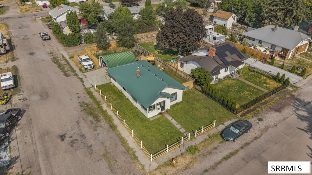 405 1st W Property Photo 31