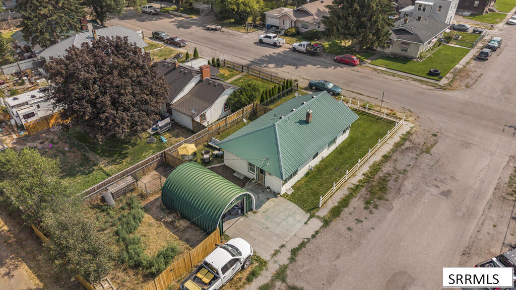 405 1st W Property Photo 32