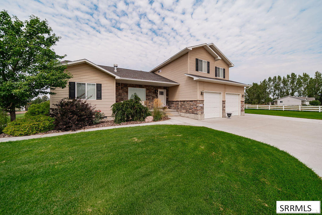 1079 N 2700 W Property Photo 2