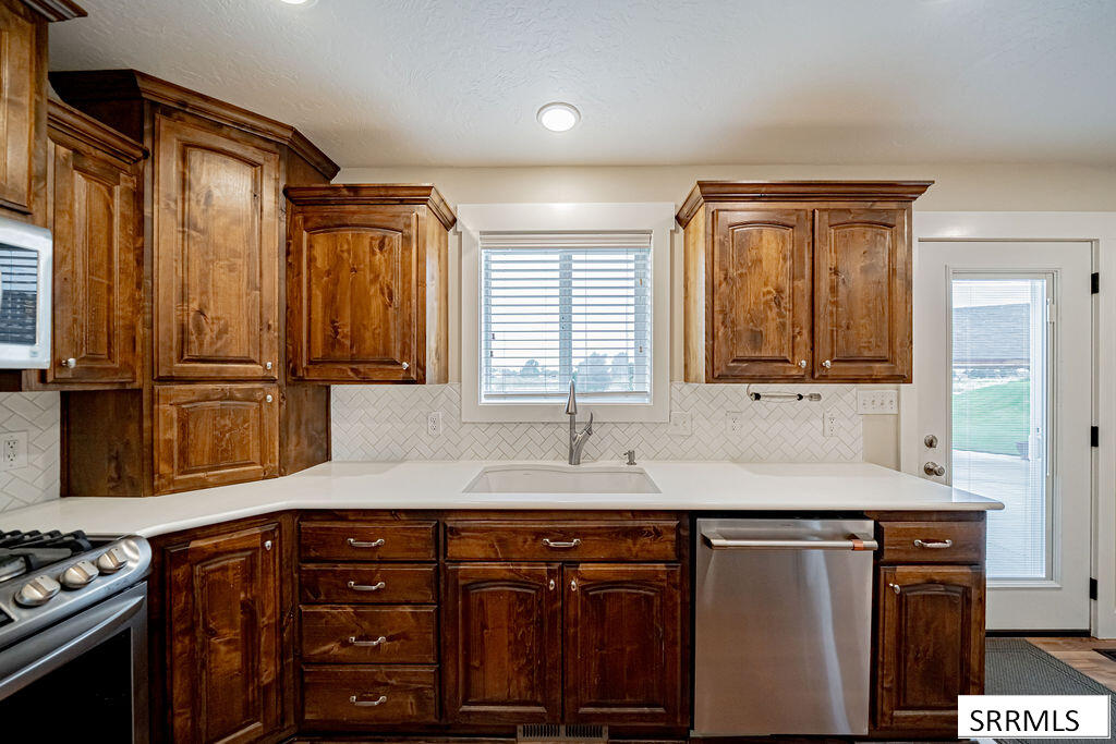 1079 N 2700 W Property Photo 15