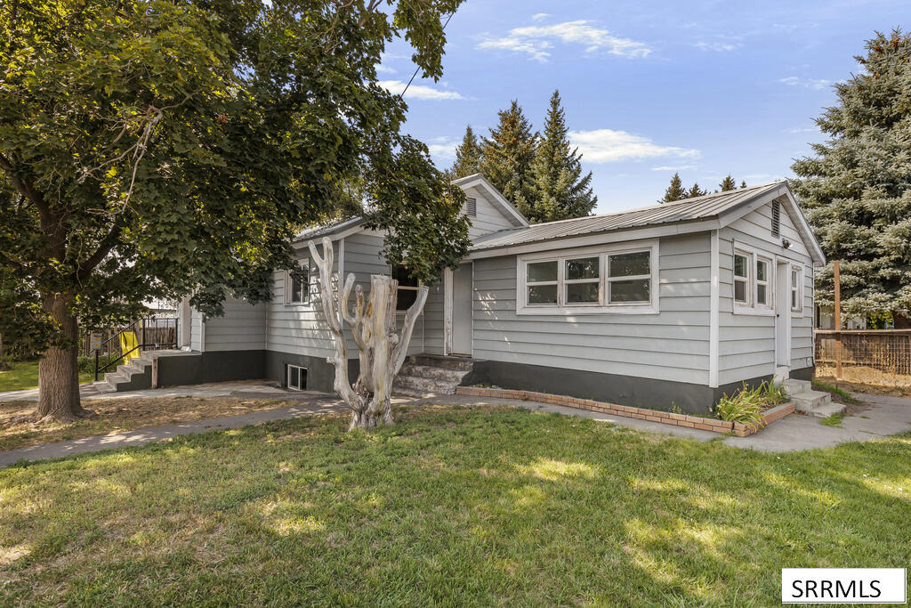 1270 Elmore Property Photo 3