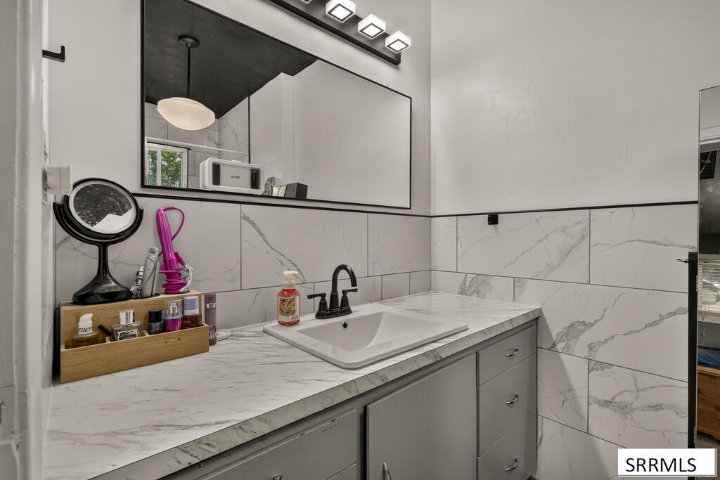 1270 Elmore Property Photo 18