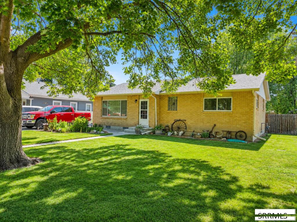 420 3rd W Property Photo 2