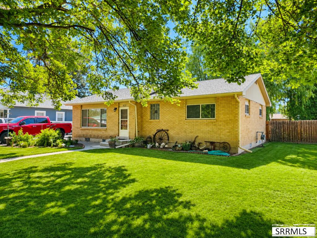 420 3rd W Property Photo 3
