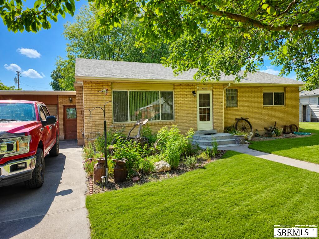420 3rd W Property Photo 4