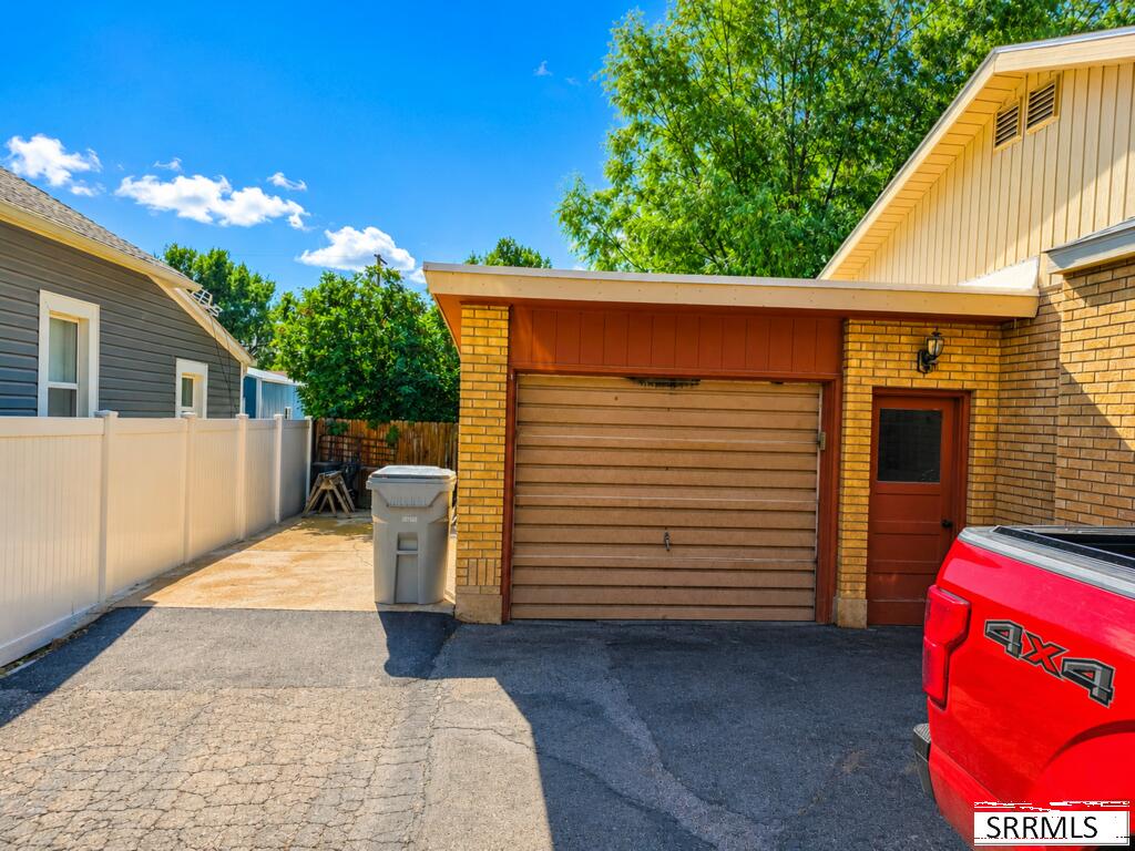 420 3rd W Property Photo 5