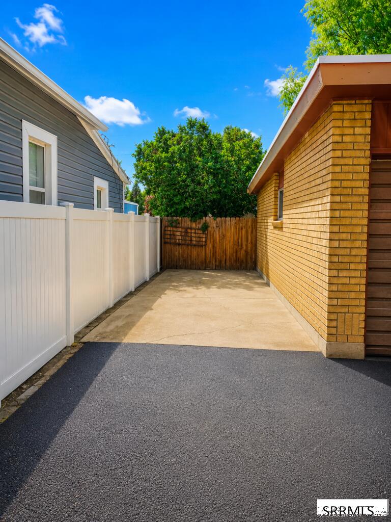 420 3rd W Property Photo 6