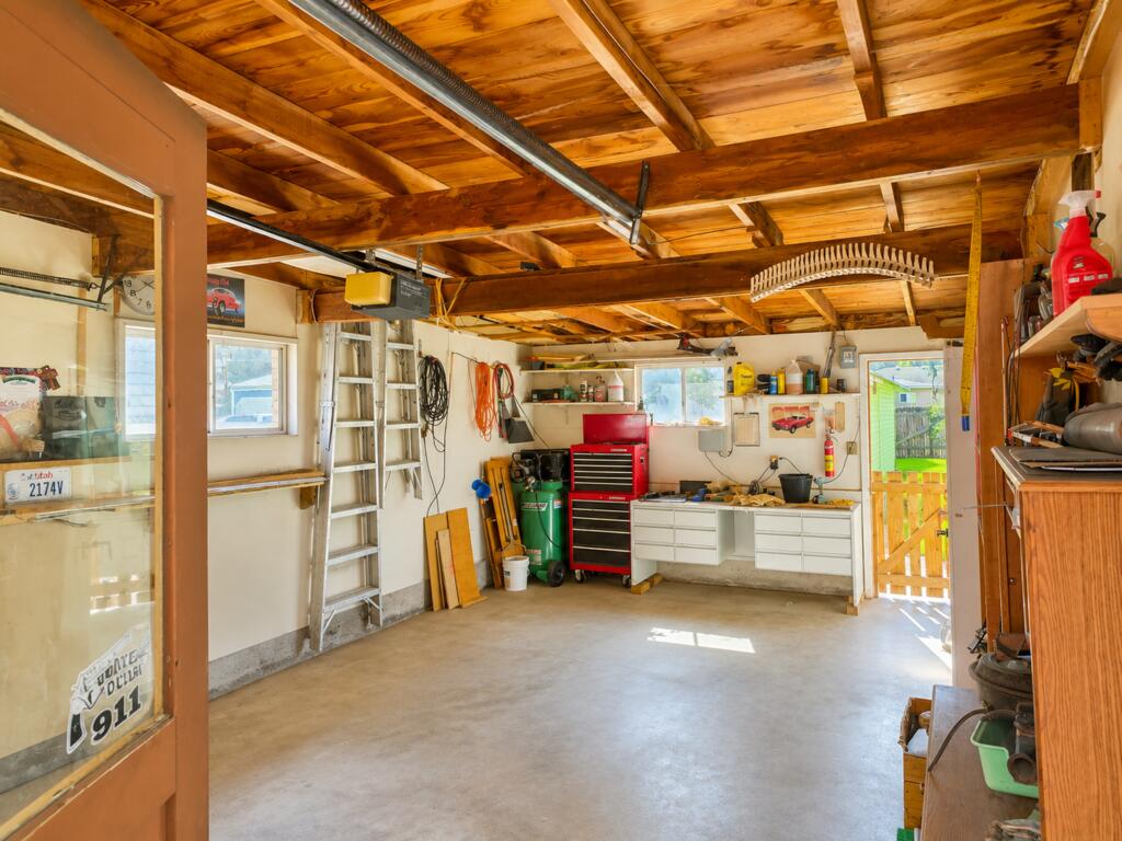 420 3rd W Property Photo 7