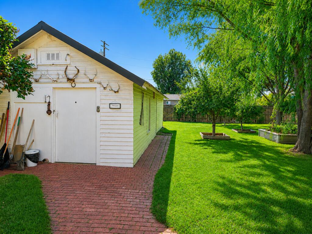 420 3rd W Property Photo 8
