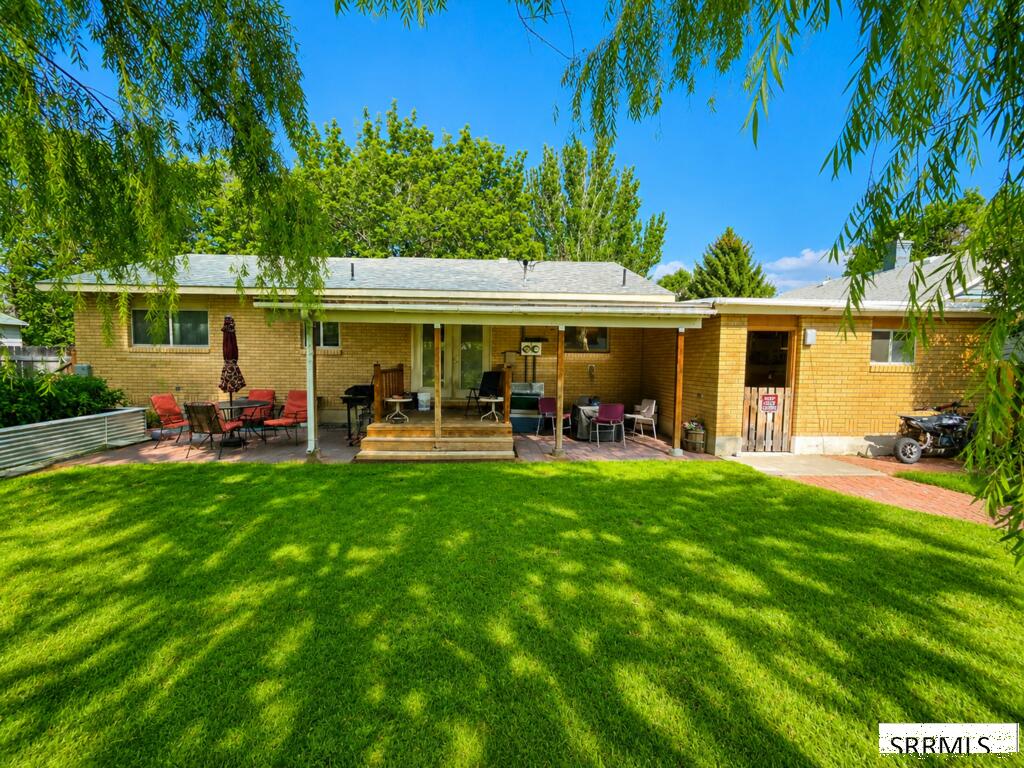 420 3rd W Property Photo 11