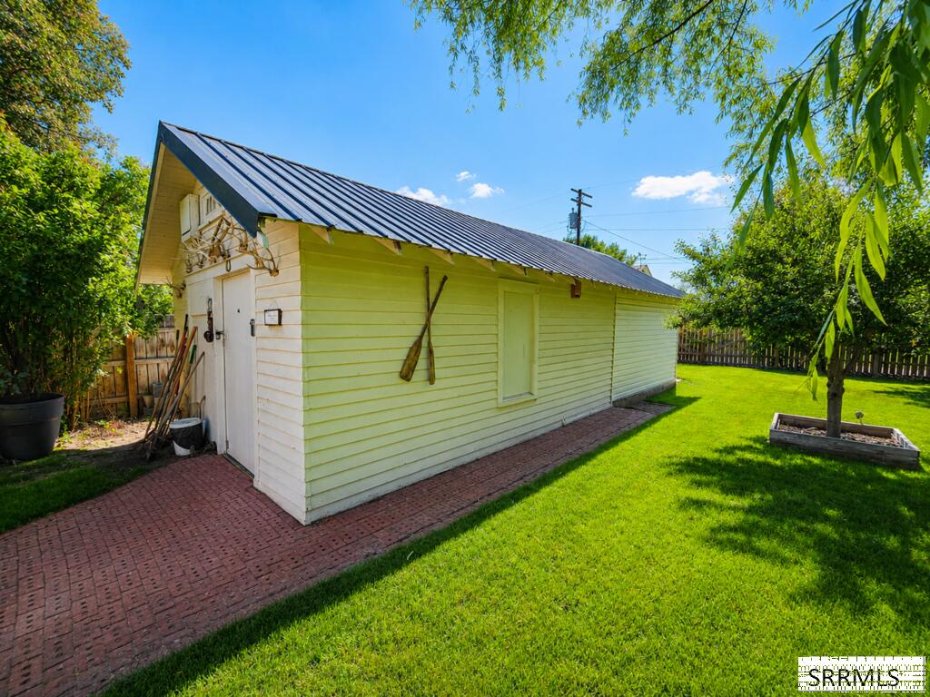 420 3rd W Property Photo 12