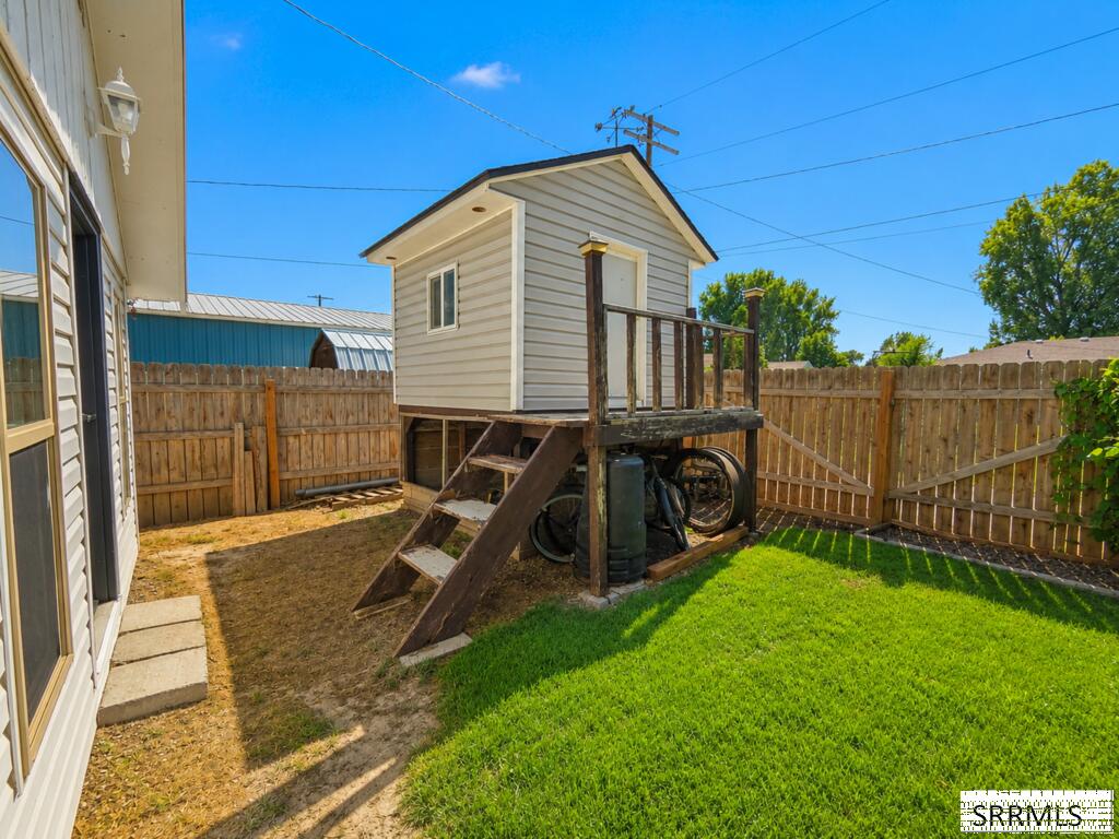 420 3rd W Property Photo 14
