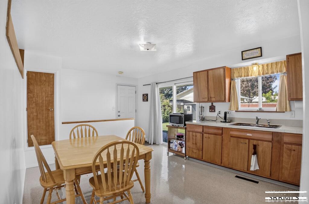 825 Sykes Drive Property Photo 9