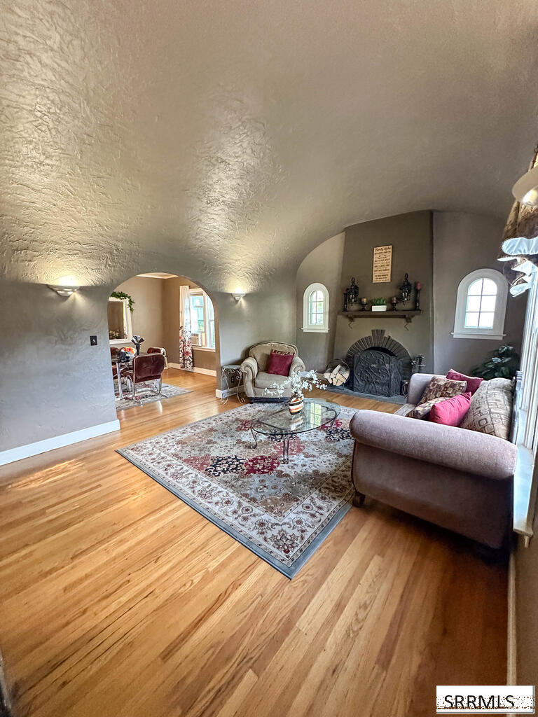210 E 13th Street Property Photo 3