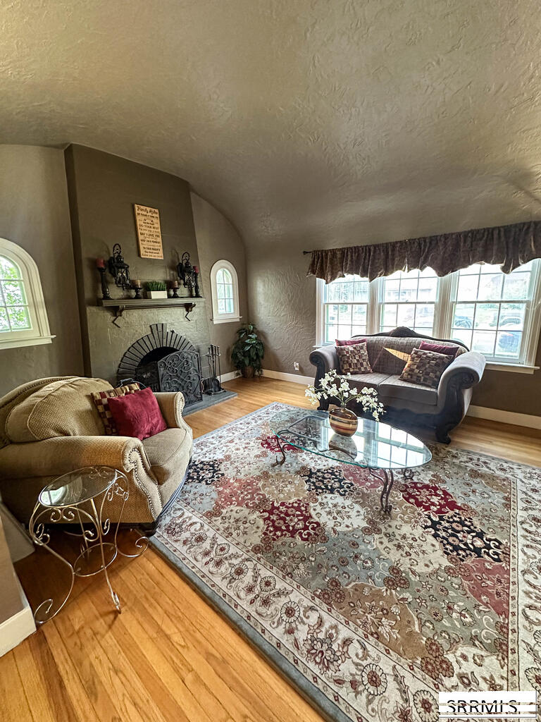 210 E 13th Street Property Photo 4