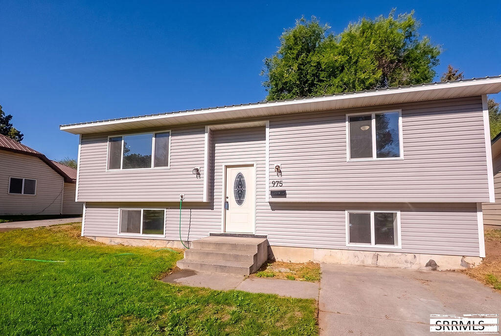 975 Blaine Avenue Property Photo 4