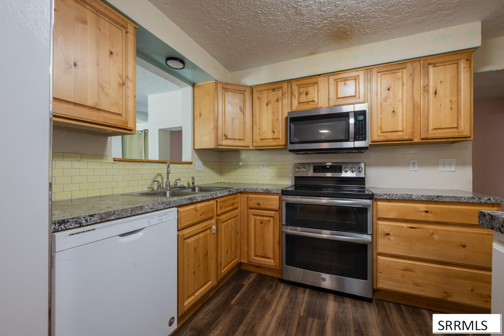 385 Berrett Avenue Property Photo 4