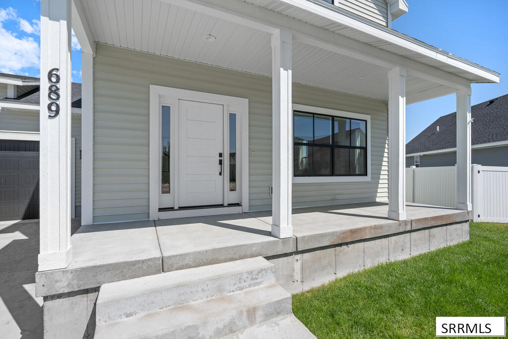 689 N 2876 East Property Photo 4