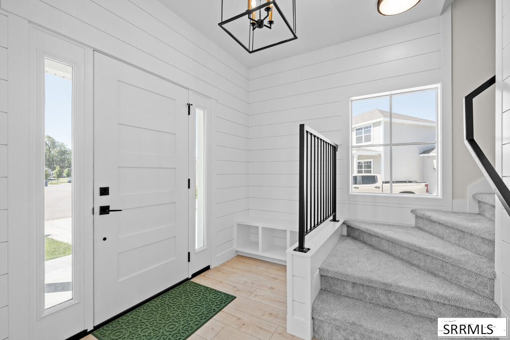 689 N 2876 East Property Photo 5