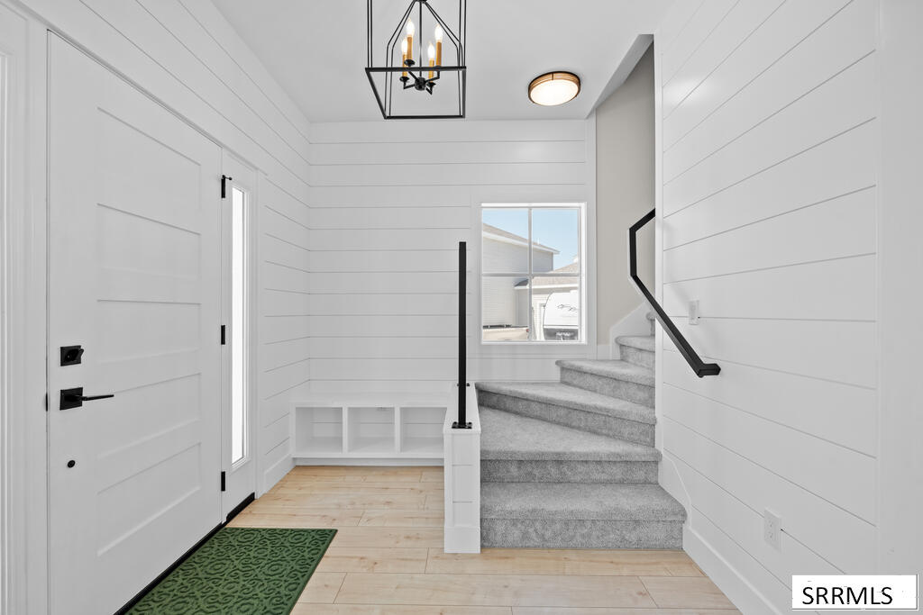 689 N 2876 East Property Photo 6