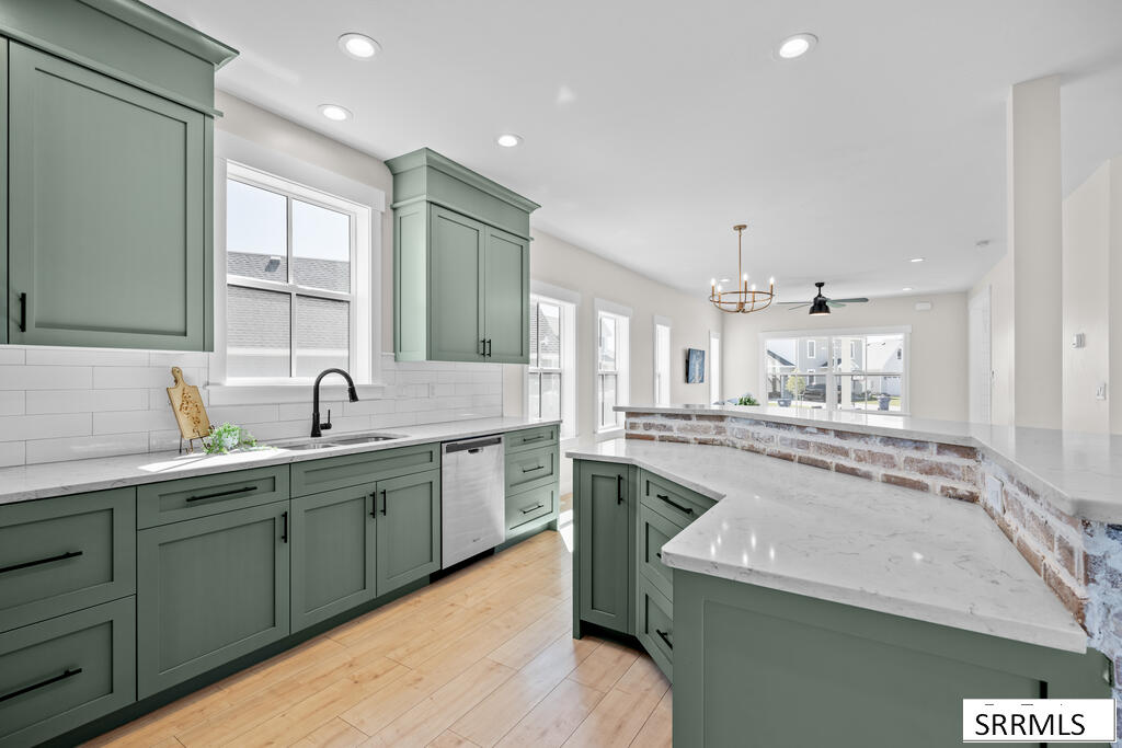 689 N 2876 East Property Photo 14
