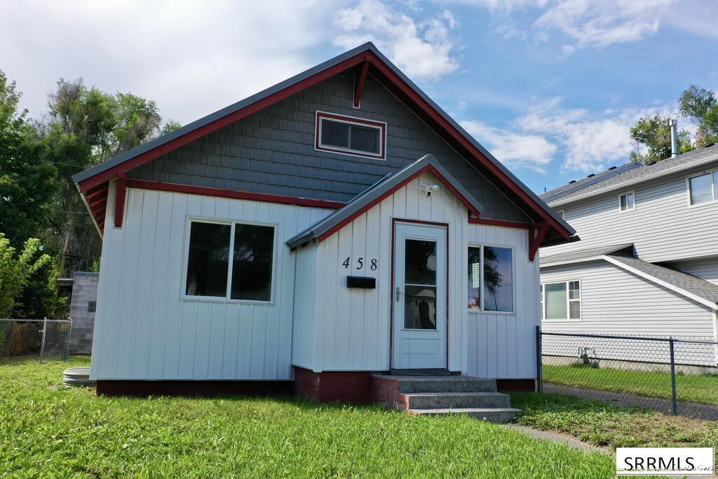 458 2nd Street Property Photo 1
