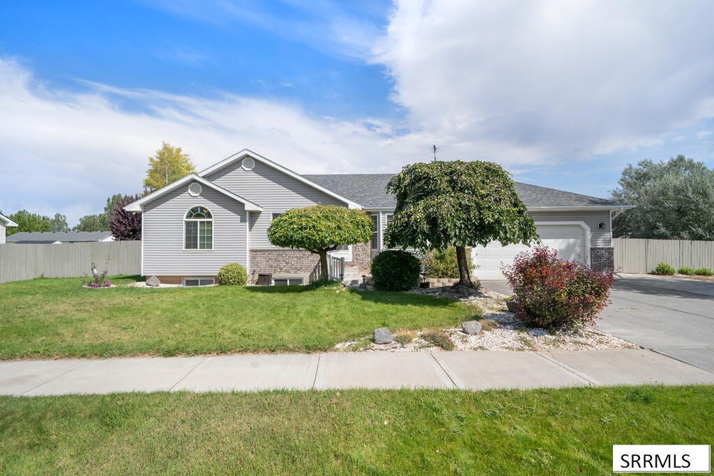 4225 Birchwood Circle Property Photo 1