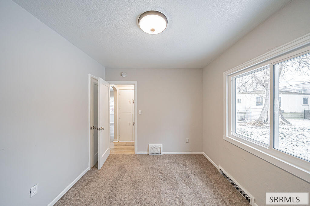 465 3rd Street Property Photo 8