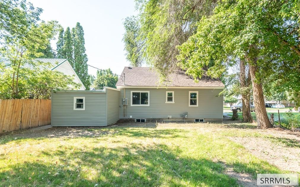 465 3rd Street Property Photo 17