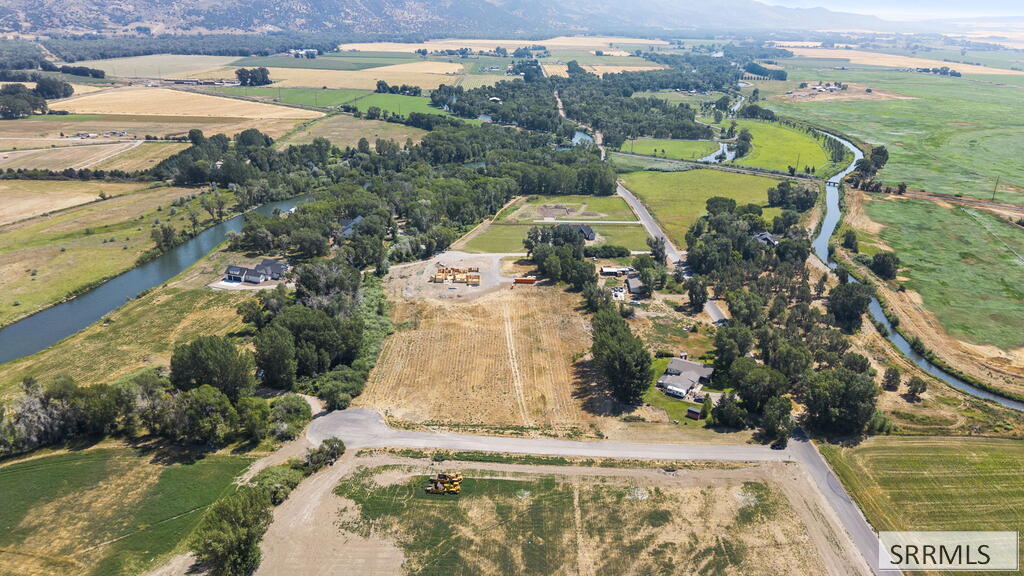 L7 B4 E 156 N Property Photo 15