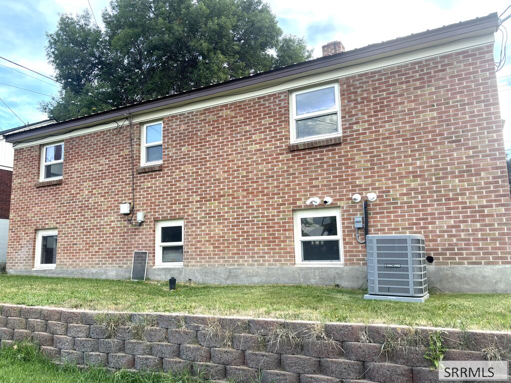 265 E 1st S Property Photo 19