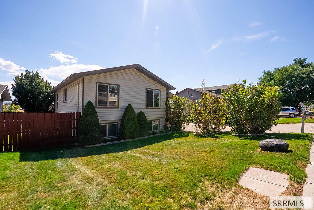 1637 Glacier Street Property Photo 3