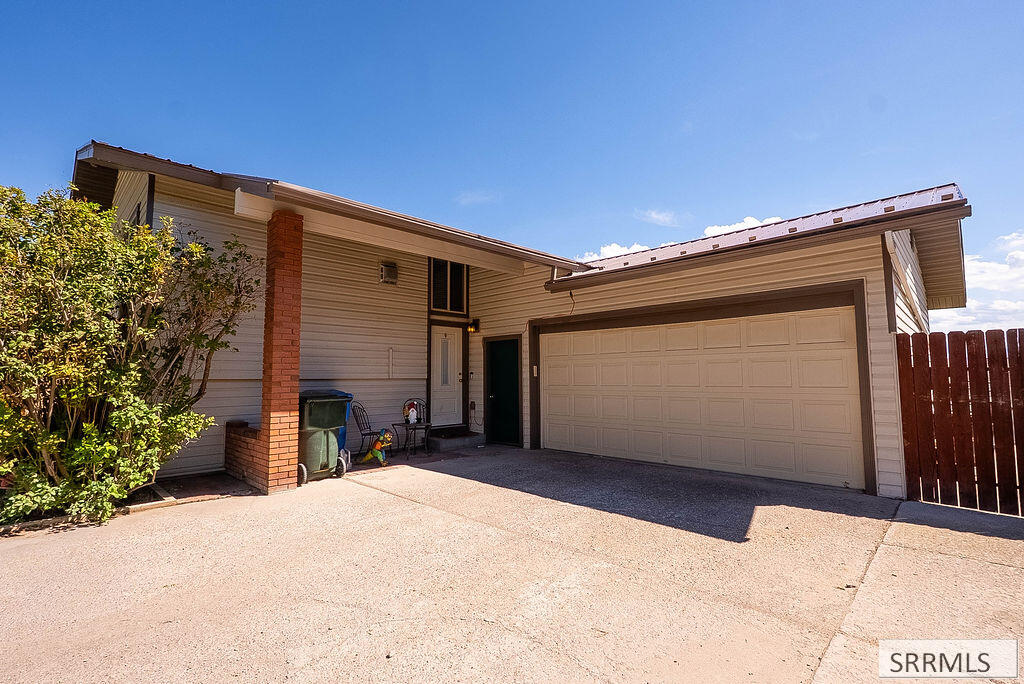 1637 Glacier Street Property Photo 4