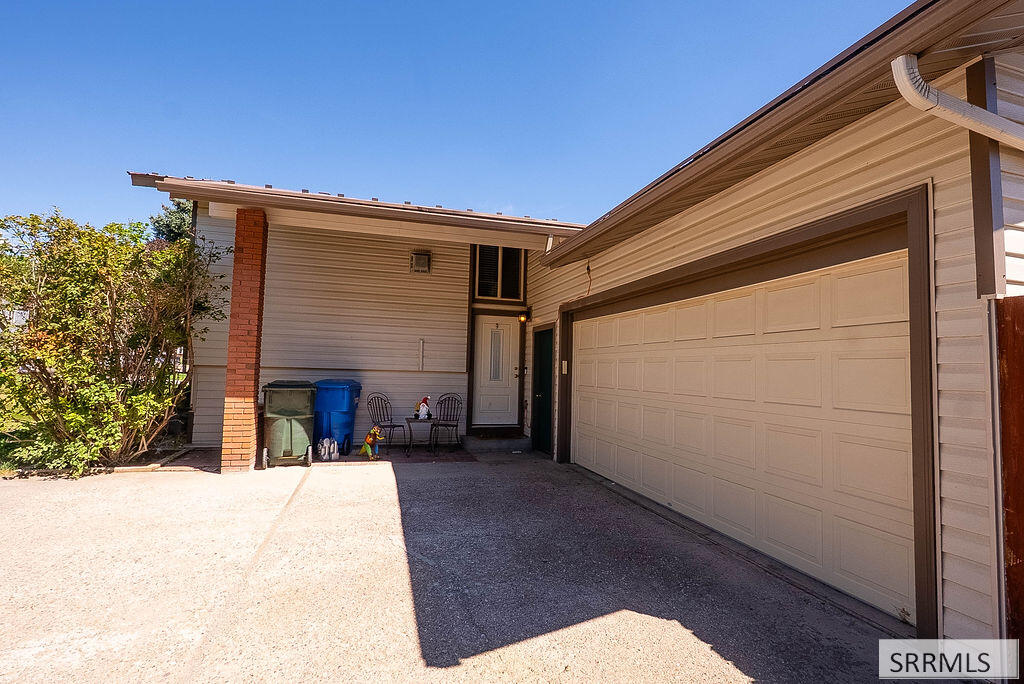 1637 Glacier Street Property Photo 5